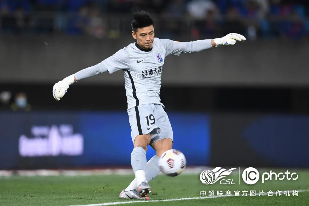الاتحاد الدولي لكرة القدم يطالب تايلند بالإفراج عن اللاعب البحريني حكيم العريبي